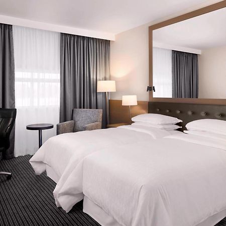 Sheraton Heathrow Hotel Hillingdon Bagian luar foto