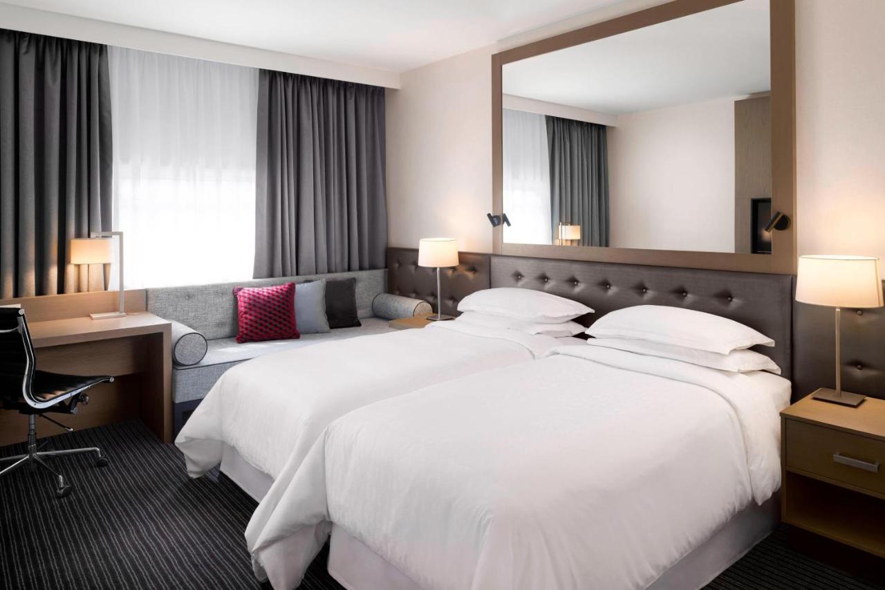 Sheraton Heathrow Hotel Hillingdon Bagian luar foto