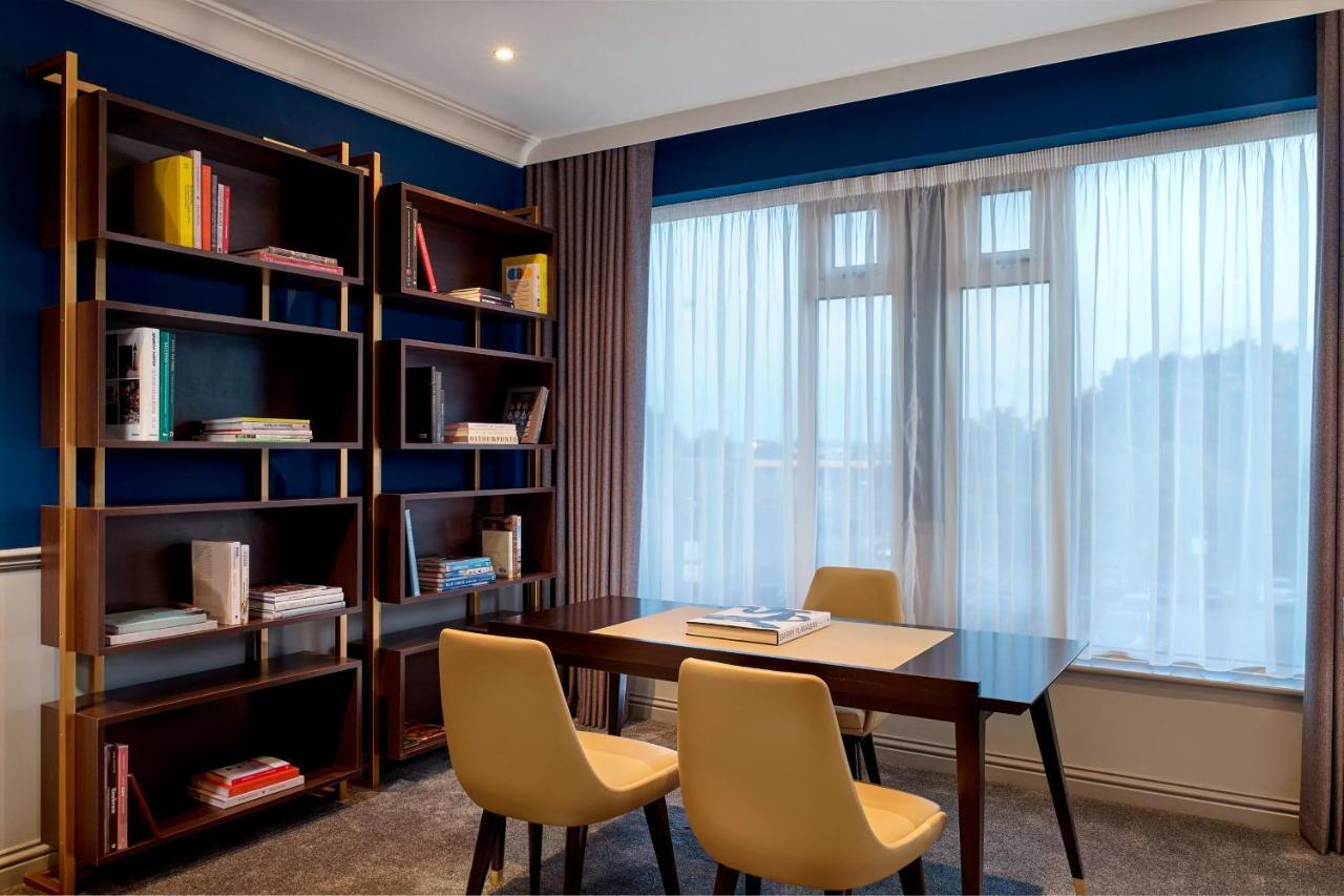Sheraton Heathrow Hotel Hillingdon Bagian luar foto