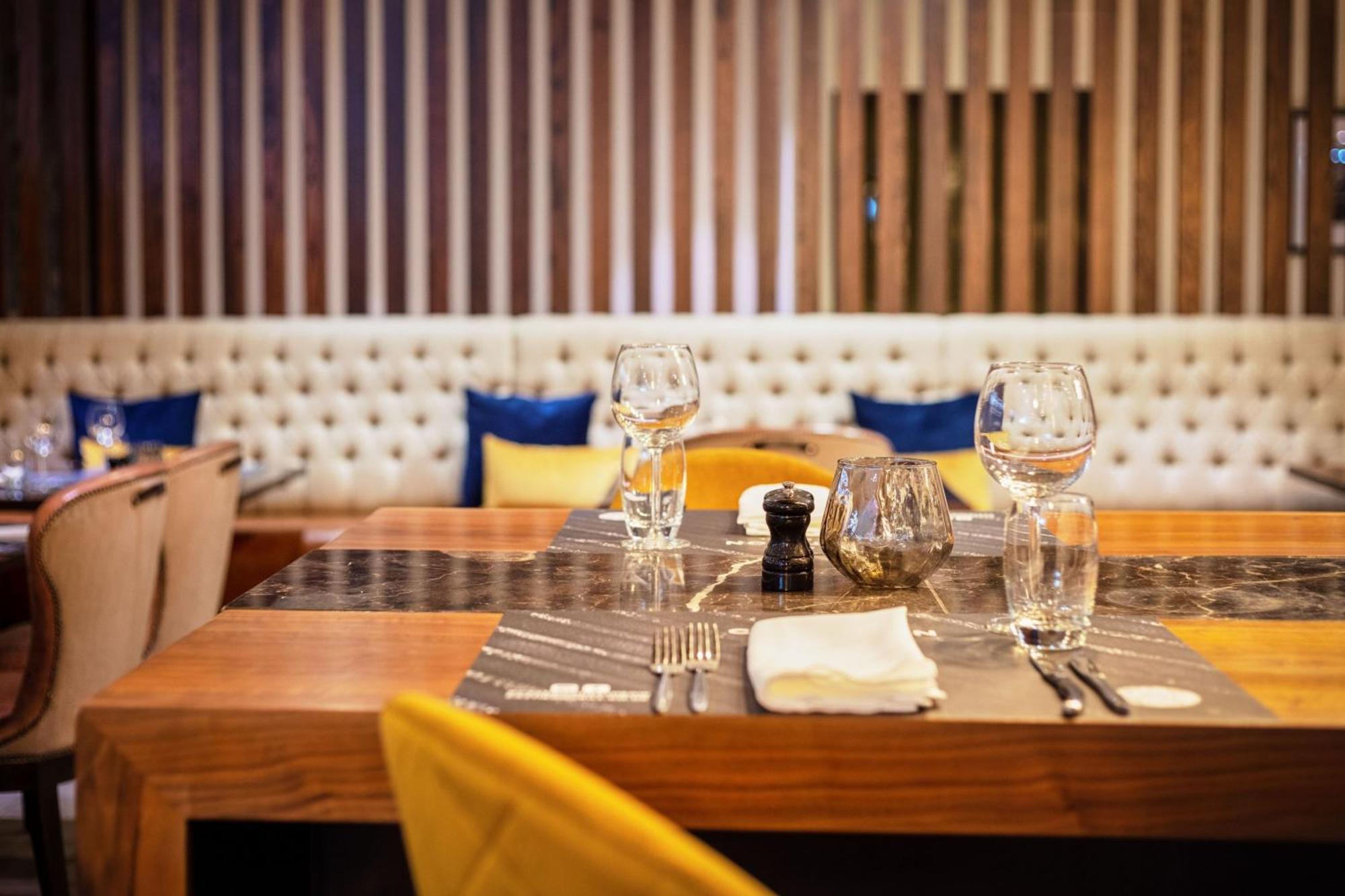 Sheraton Heathrow Hotel Hillingdon Bagian luar foto