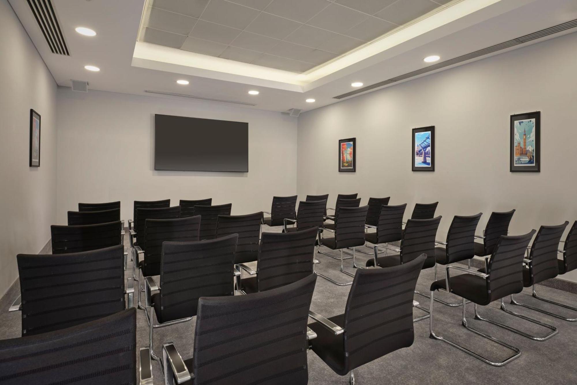 Sheraton Heathrow Hotel Hillingdon Bagian luar foto