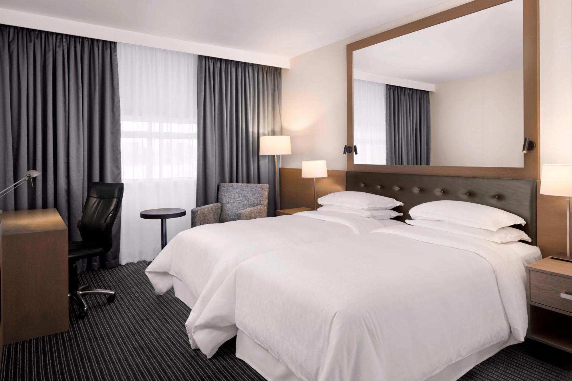 Sheraton Heathrow Hotel Hillingdon Bagian luar foto